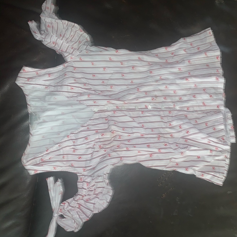 Cold shoulder top size medium